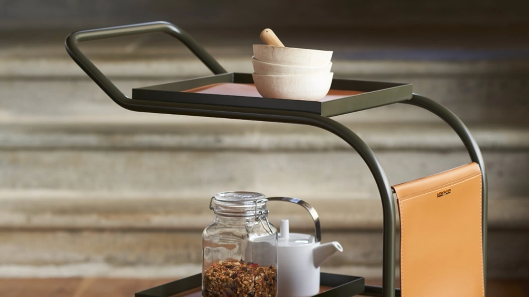 Tavolino carrello Zenzero in acciaio con ripiani e tasca in cuoio di Opinion Ciatti