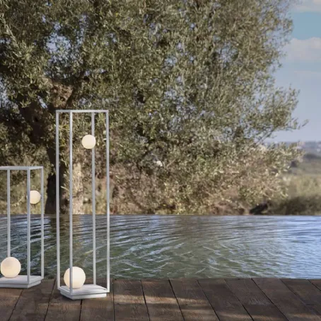 Lampada da terra da esterno con struttura in alluminio opaco e diffusore in vetro bianco satinato Abachina Karman