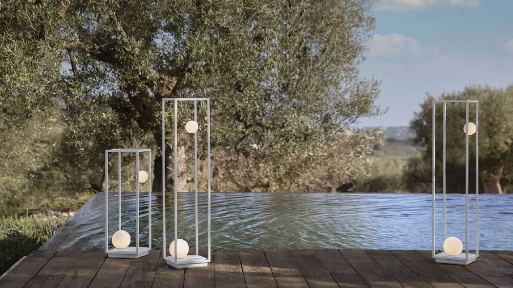 Lampada da terra da esterno con struttura in alluminio opaco e diffusore in vetro bianco satinato Abachina Karman