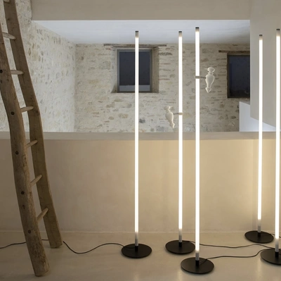 Lampada da terra divertente in vetro bianco satinato e alluminio Accipicchio di Karman