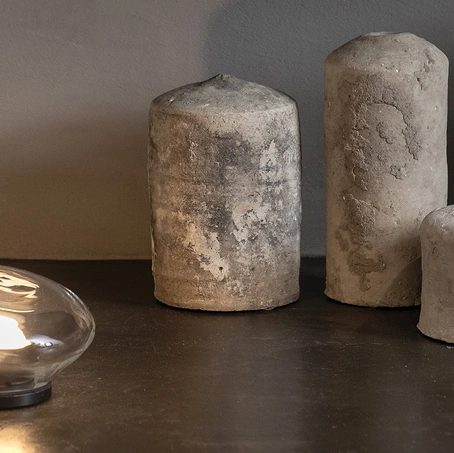 Lampada da tavolo con diffusore in vetro trasparente e struttura in alluminio Agua di Karman