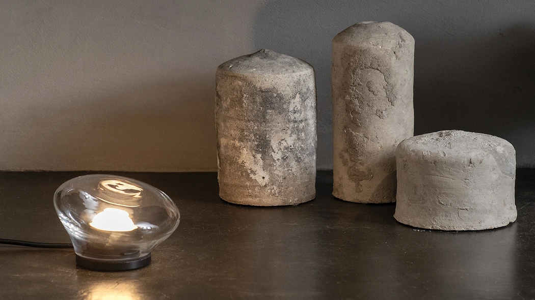 Lampada da tavolo con diffusore in vetro trasparente e struttura in alluminio Agua di Karman
