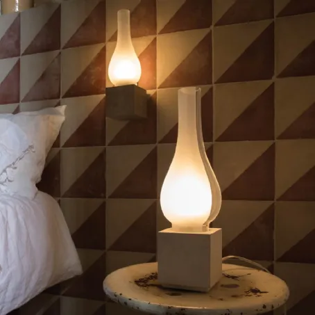 Lampada da tavolo Amarcord con struttura in cemento bianco e diffusore con una parte di vetro acidato di Karman