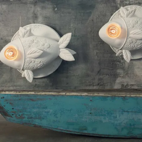 Lampada da parete Aprile a forma di pesciolino decorato con fiori e foglie di Karman