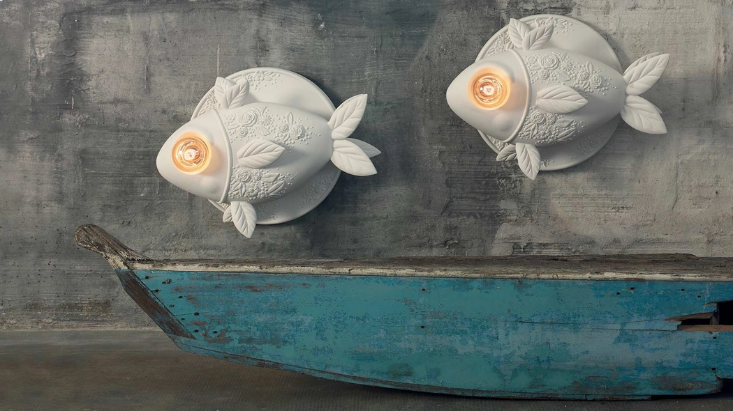 Lampada da parete Aprile a forma di pesciolino decorato con fiori e foglie di Karman