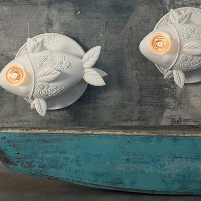 Lampada da parete Aprile a forma di pesciolino decorato con fiori e foglie di Karman
