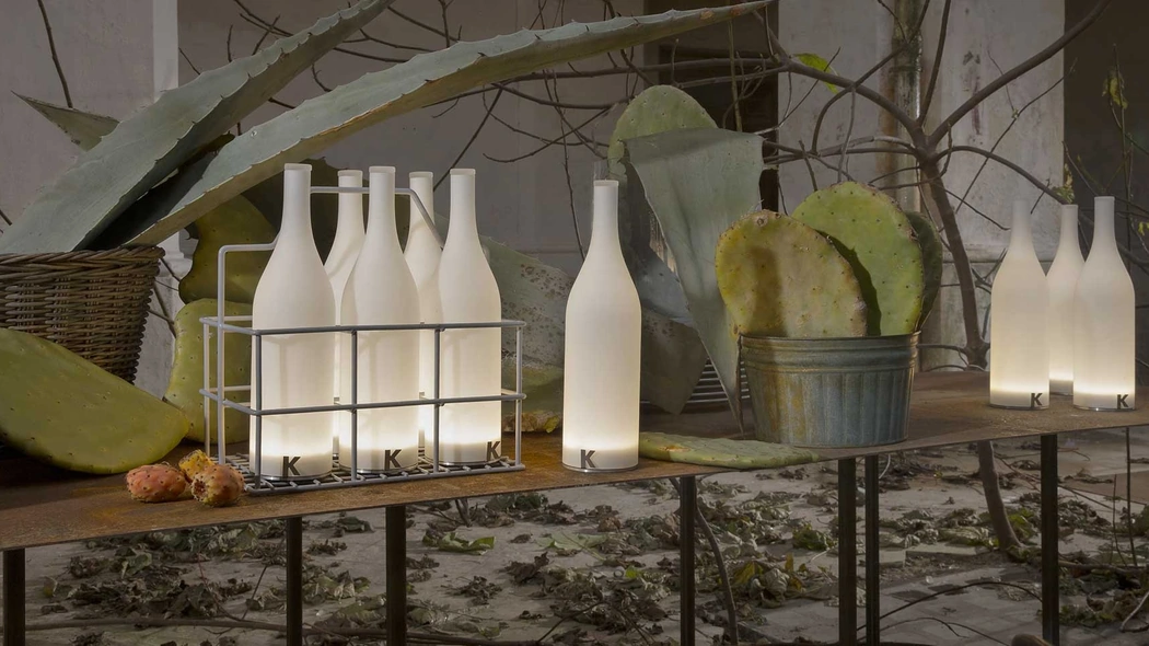 Lampada da tavolo in vetro bianco satinato alimentata a batterie ricaricabili Bacco di Karman