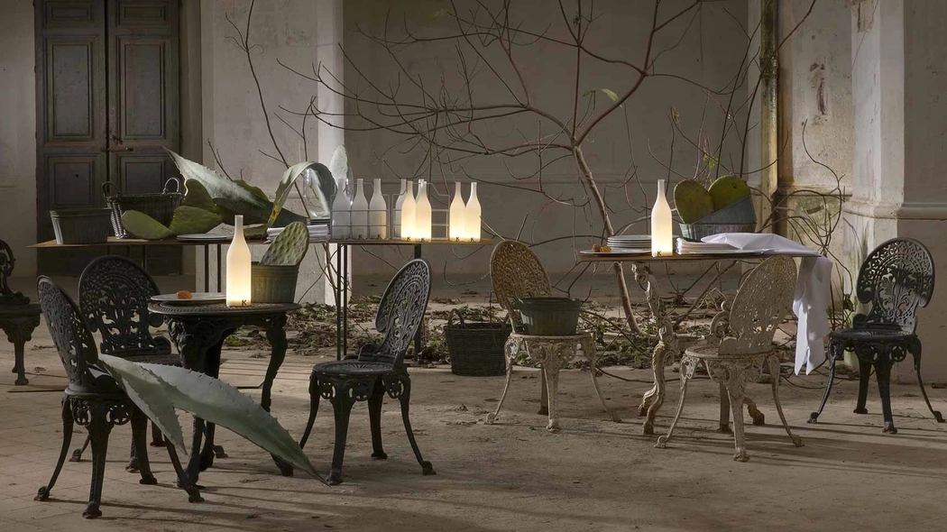 Lampada da tavolo in vetro bianco satinato alimentata a batterie ricaricabili Bacco di Karman