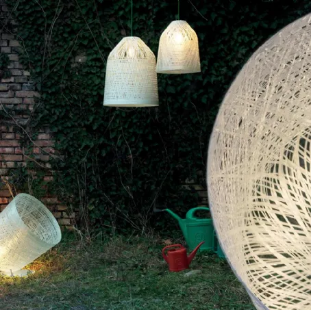 Lampada da terra Black Out outdoor in vetroresina di Karman