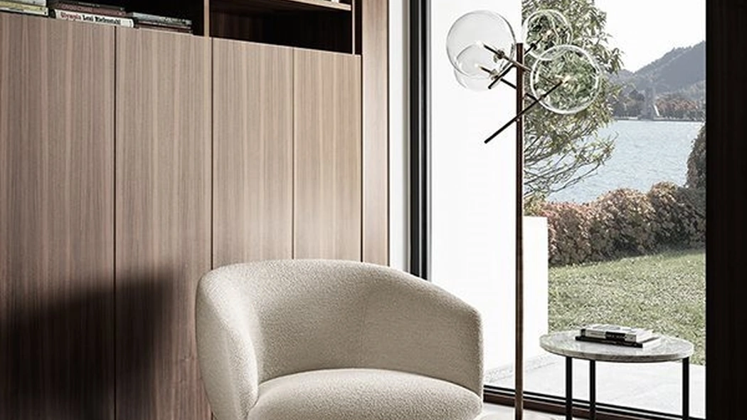 Lampada da terra Bolle in cristallo trasparente soffiato a bocca con parti metalliche in ottone brunite a mano di Gallotti&Radice