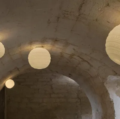 Lampada da parete sferica in vetro con segni in rilievo Braille di Karman