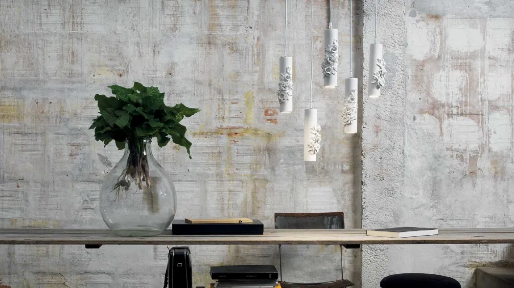 Lampada a sospensione cilindrica, in ceramica con decorazione a fiori Capodimonte di Karman