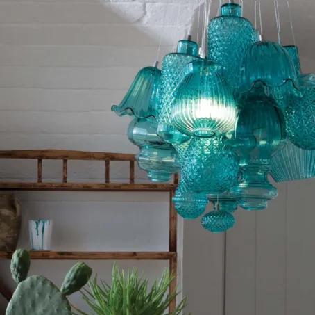 Lampada a sospensione in vetro colorato con vasi di forme diverse Ceraunavolta di Karman