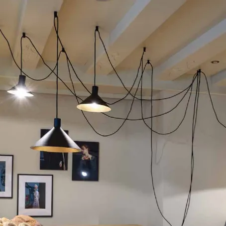 Lampada da terra di design in metallo nero con appendimento dei punti luce a soffitto Cerberina di Moog