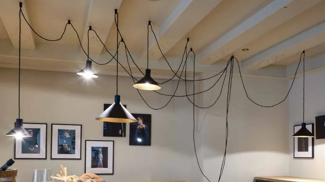 Lampada da terra di design in metallo nero con appendimento dei punti luce a soffitto Cerberina di Moog