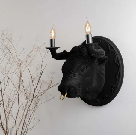 Lampada da parete Corrado in ceramica ispirata ad un toro di Karman
