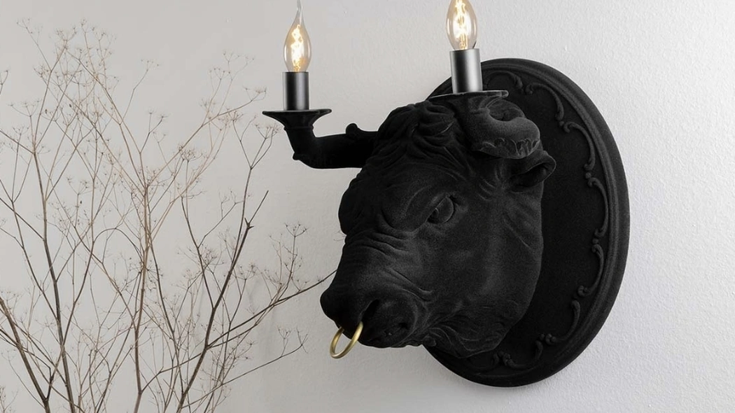 Lampada da parete Corrado in ceramica ispirata ad un toro di Karman