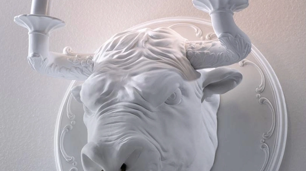 Lampada da parete Corrado in ceramica ispirata ad un toro di Karman