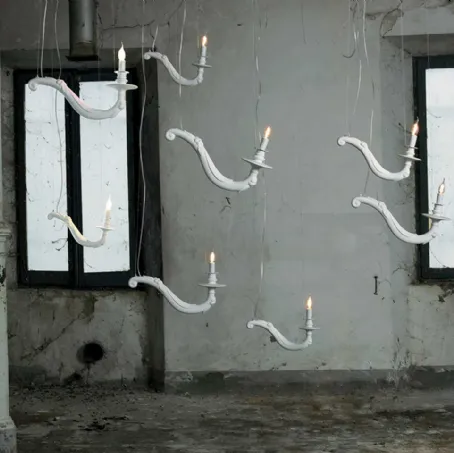 Lampada a sospensione in ceramica semplice ma dal forte impatto visivo Déjà-Vu Nu di Karman