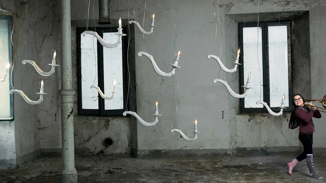 Lampada a sospensione in ceramica semplice ma dal forte impatto visivo Déjà-Vu Nu di Karman