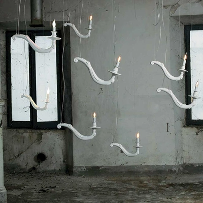Lampada a sospensione in ceramica semplice ma dal forte impatto visivo Déjà-Vu Nu di Karman