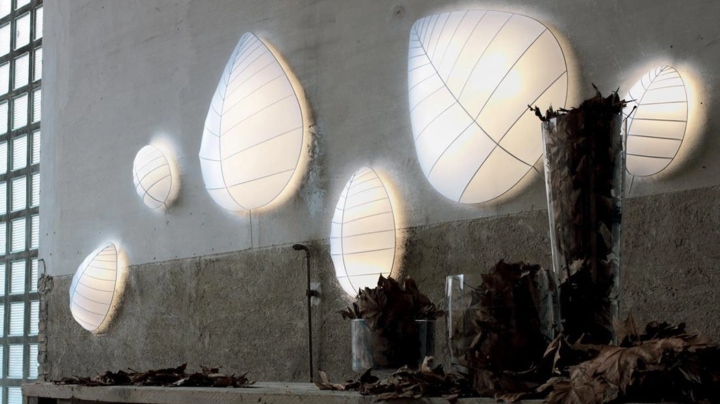 Lampada da parete a forma di foglia con struttura in ferro e diffusore in lycra bianco Eden di Karman
