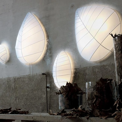 Lampada da parete a forma di foglia con struttura in ferro e diffusore in lycra bianco Eden di Karman