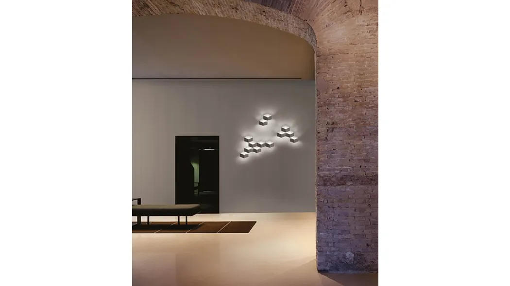 Lampada con forma geometrica che crea un effetto tridimensionale Fold Surface di Vibia