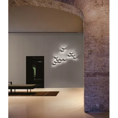 Lampada con forma geometrica che crea un effetto tridimensionale Fold Surface di Vibia