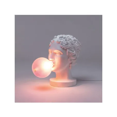 Lampada da tavolo in resina Grace Lamp, una Dea che fa un palloncino con la gomma da masticare, di Seletti