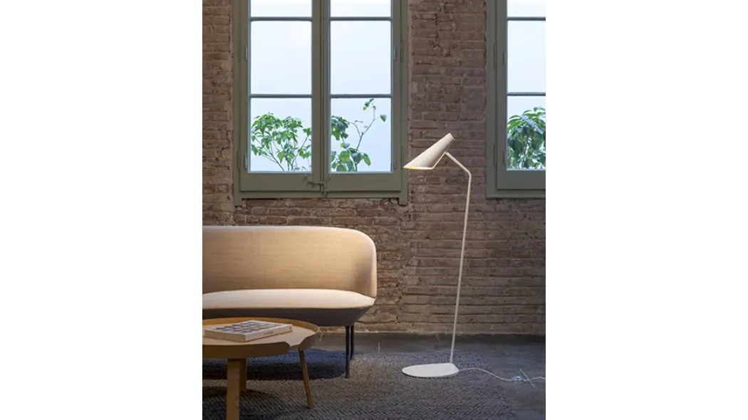 Lampada con asta inclinata I-Cono di Vibia