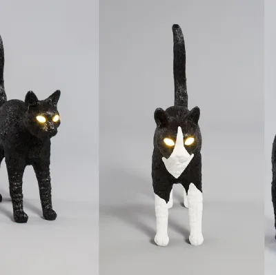 Lampada da terra Jobby The Cat, gatti bianchi, neri o bianchi e neri, dagli occhi iridescenti, di Seletti