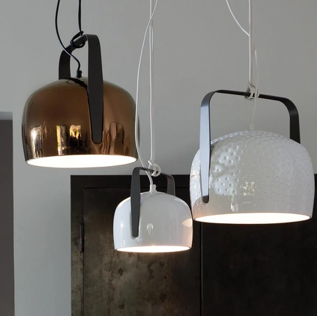Lampada a sospensione in ceramica bianca o color bronzo con manico in metallo Bag di Karman