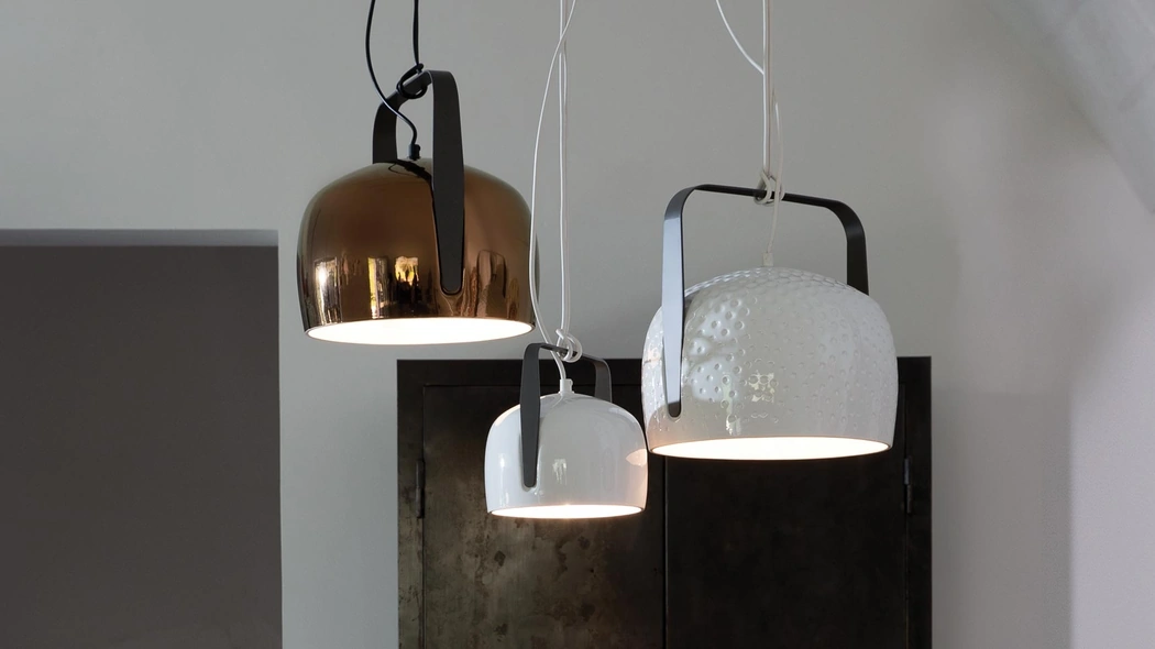 Lampada a sospensione in ceramica bianca o color bronzo con manico in metallo Bag di Karman