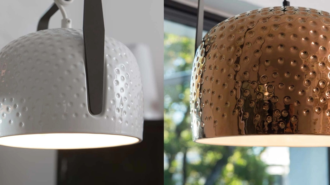 Lampada a sospensione in ceramica bianca o color bronzo con manico in metallo Bag di Karman