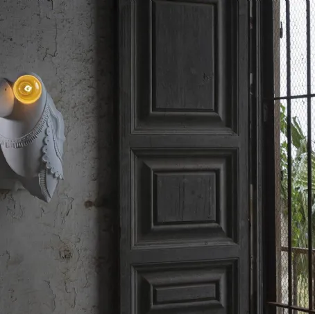 Lampada da parete Cubano, in ceramica a forma di tucano, ispirata a terre lontane di Karman