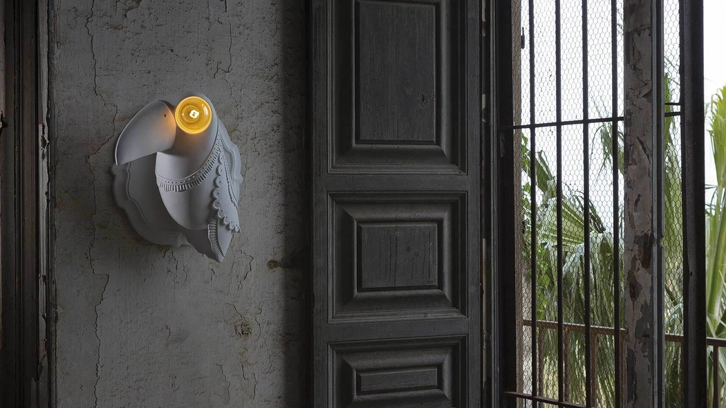 Lampada da parete Cubano, in ceramica a forma di tucano, ispirata a terre lontane di Karman