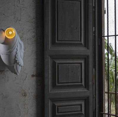Lampada da parete Cubano, in ceramica a forma di tucano, ispirata a terre lontane di Karman