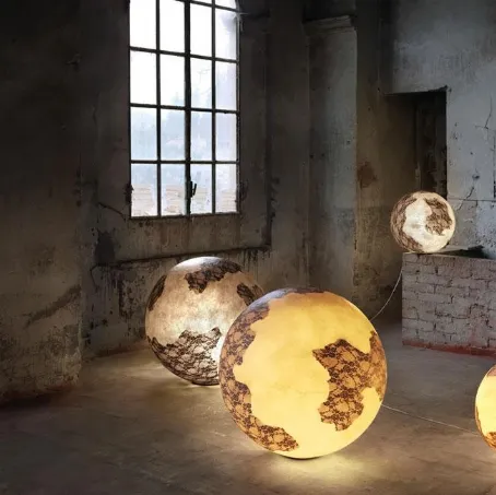 Lampada da terra in vetroresina con inserti in pizzo che ricorda la luna Ululì Ululà di Karman