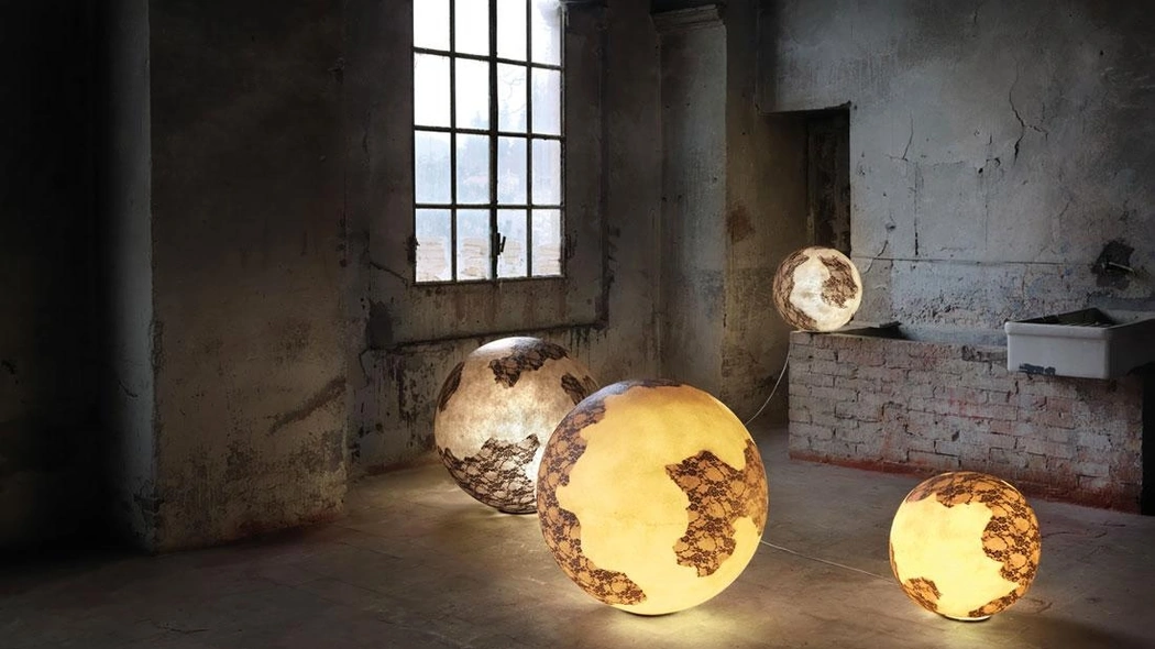 Lampada da terra in vetroresina con inserti in pizzo che ricorda la luna Ululì Ululà di Karman