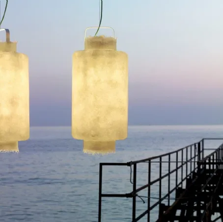 Lampada a sospensione per esterno in vetroresina che ricorda una lanterna giapponese Kimono di Karman