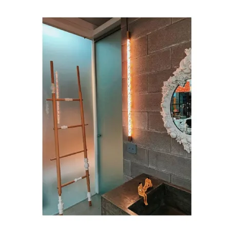 Lampada da parete affusolata e dalla luce incantevole Linea Pixled di Seletti