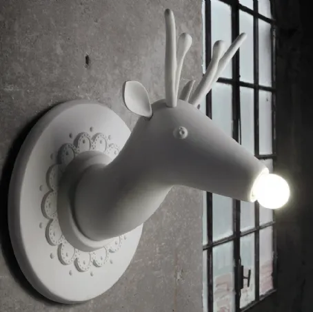 Lampada da parete in ceramica a forma di cervo Marnìn di Karman