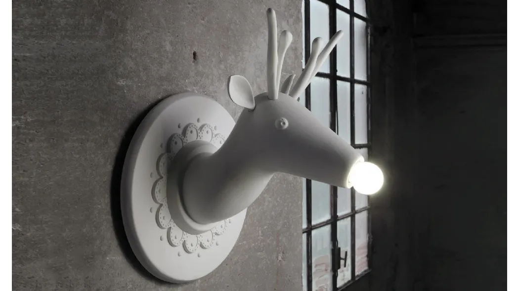 Lampada da parete in ceramica a forma di cervo Marnìn di Karman