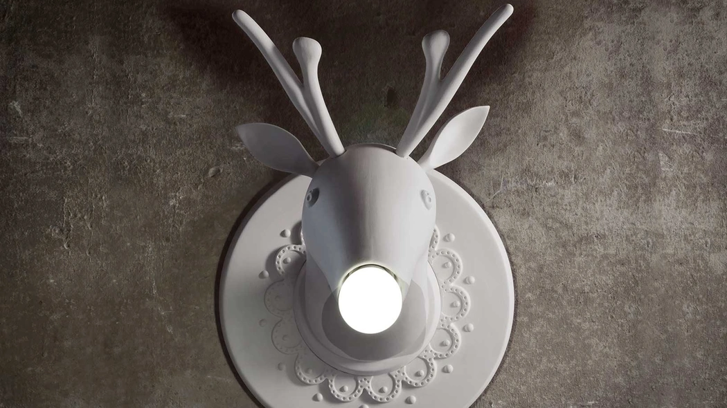 Lampada da parete in ceramica a forma di cervo Marnìn di Karman