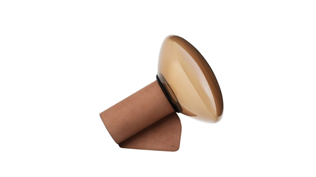 Lampada da terra Mug XL in cuoio con diffusore in vetro di Midj