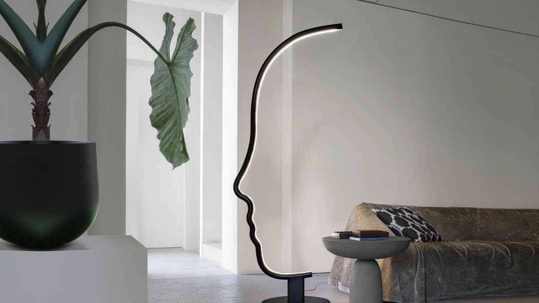 Lampada da terra di design Vis a Vis in legno massello verniciato nero con base in metallo di Mogg