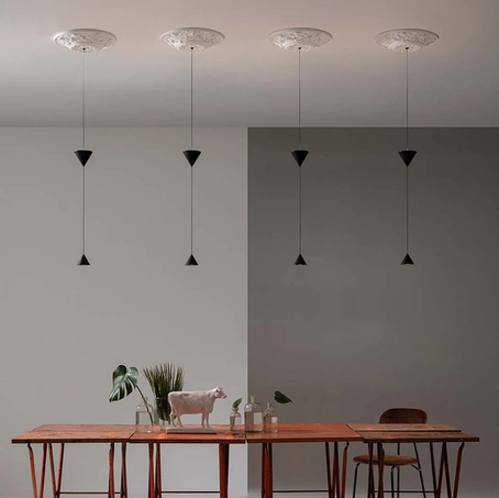 Lampada a sospensione in metallo con rosone in gesso Moonbloom di Karman