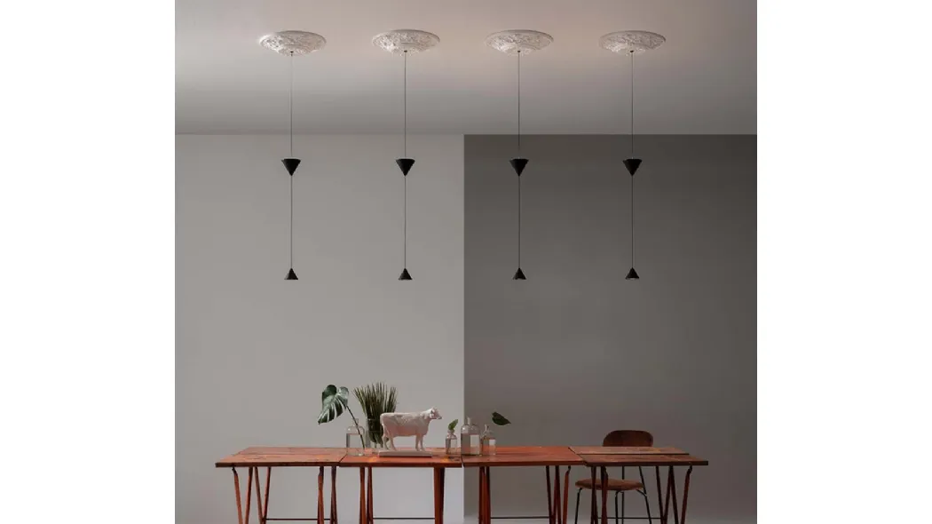 Lampada a sospensione in metallo con rosone in gesso Moonbloom di Karman