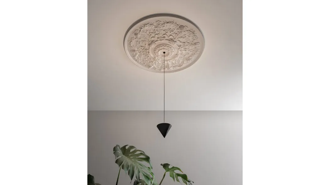 Lampada a sospensione in metallo con rosone in gesso decorato con motivo floreale Moonbloom di Karman